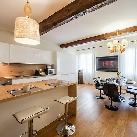 Palazzo Artisti 270mq Penthouse 4 Bedr Jacuzzi Модена