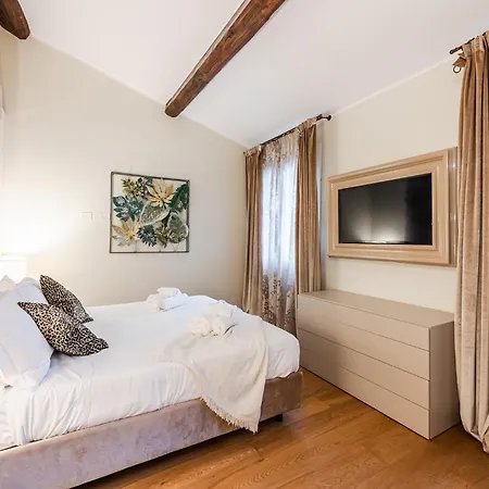 Palazzo Artisti 270mq Penthouse 4 Bedr Jacuzzi 아파트 모데나